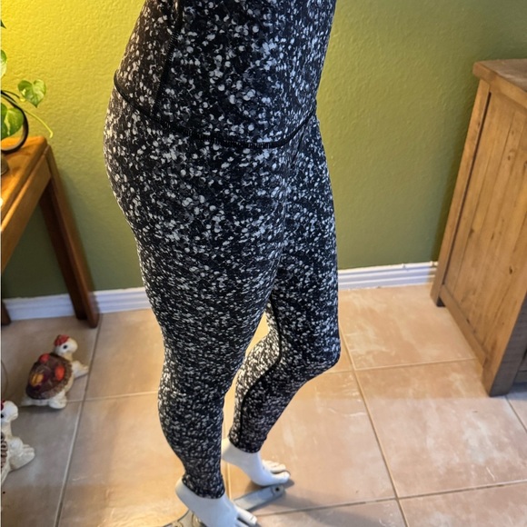 Lululemon Athletica Black and White Speckled Leggings - Picture 5 of 15